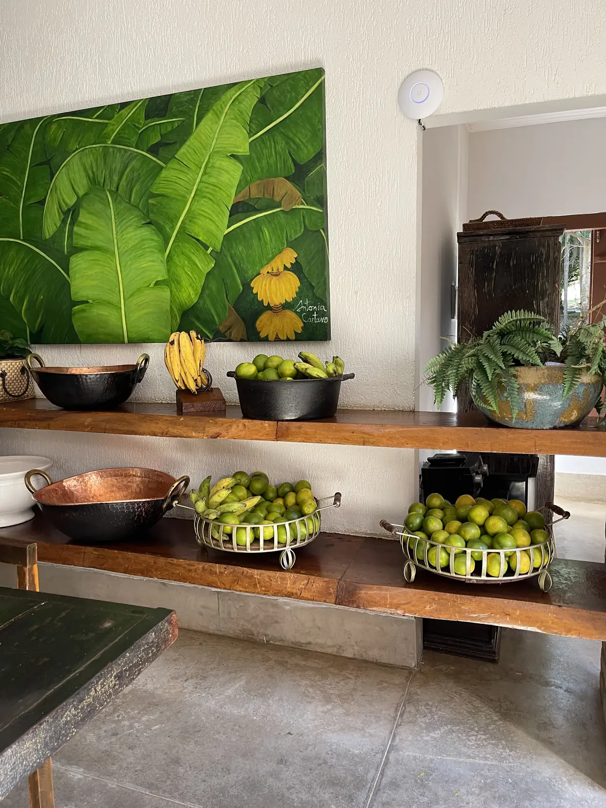 Bancada com frutas da estação servidas no hotel