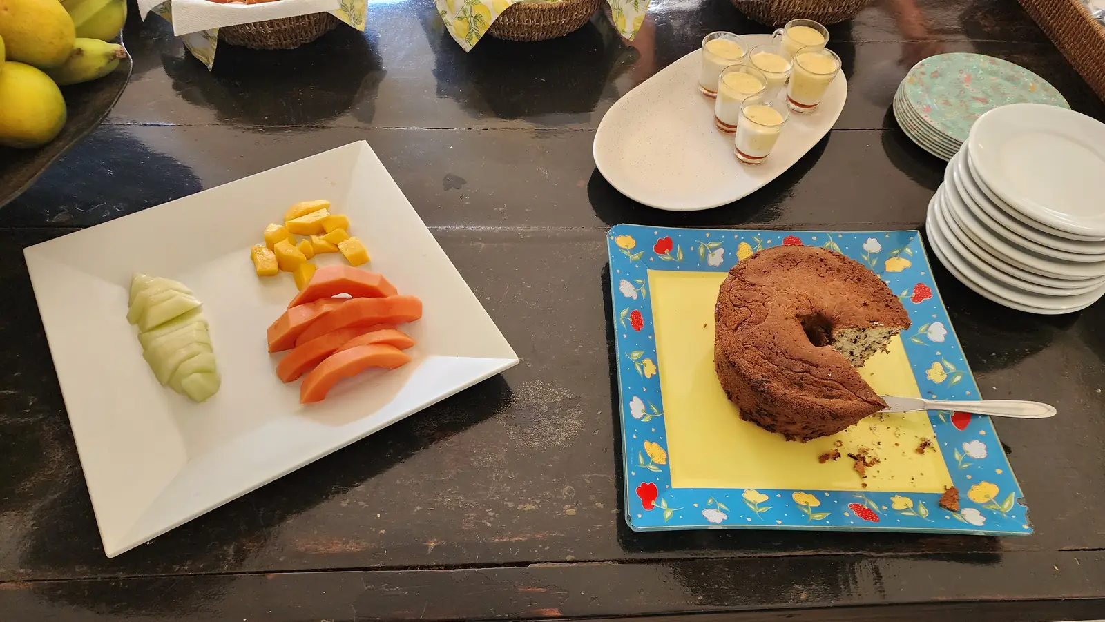 Bolo caseiro e frutas frescas no café da manhã