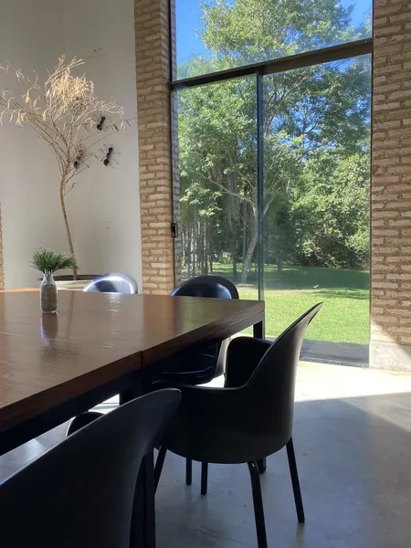 Salão do restaurante com vista para o jardim
