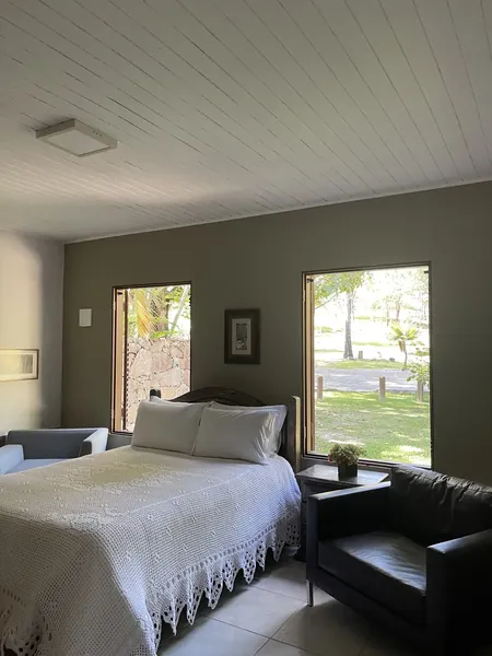 Apartamento Sabiá, com cama de casal e poltrona de leitura