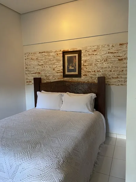 Apartamento Sanhaço, com parede de tijolinho aparente